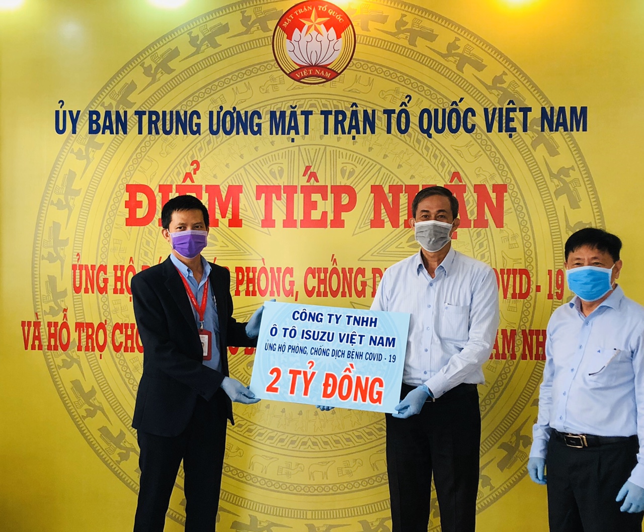Đại diện Isuzu Việt Nam – Ông Lê Đình Thảo trao 2 tỷ đồng đến Đại diện Ban công tác phía Nam, Ủy ban Trung ương MTTQ Việt Nam – Ông Võ Văn Thiện (Trưởng ban) và Ông Nguyễn Anh Xuân (Phó Ban)